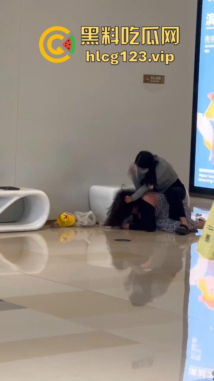 珠海街头惨烈抓小三!正妻怒揍小三十分钟,后背裸露惨叫救命,路人全程围观无人理!-12