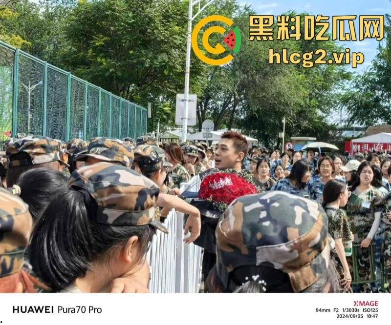 从震惊到无语：男生手捧玫瑰表白男教官 当街牵手惹众人激动跳脚！-2