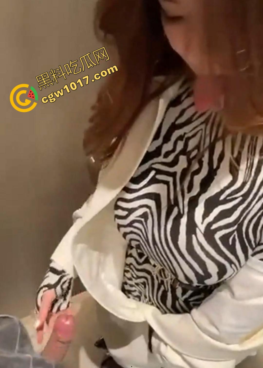 商场柜台大姐【朱艳燕】在试衣间“犯贱”，奶子肥硕的她像发情母兽，舌头撩拨男人鸡巴，热情如火的眼神撩人至极！-3