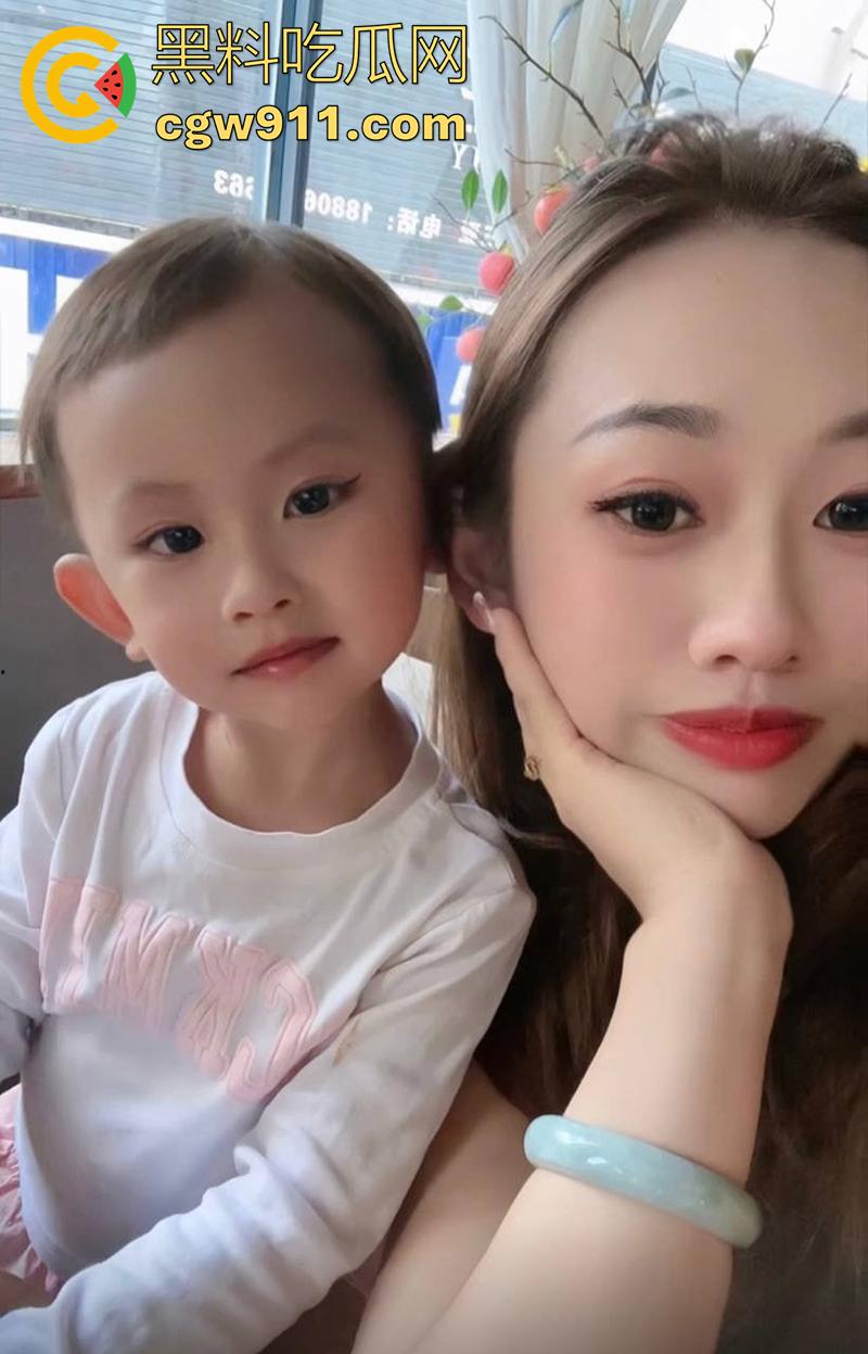 颜值神似马蓉的已婚母狗，云南临沧健身少妇【董曦】，有老公孩子但身材超棒，美腿修长口活一流，微信号被曝光！-6