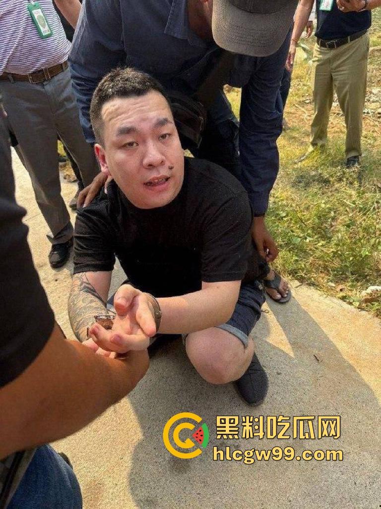 海外大事件！手枪威胁不管用，后面紧急调AK兄弟出来镇场面？柬埔寨还真乱，亡命之徒也真不怕死。-1