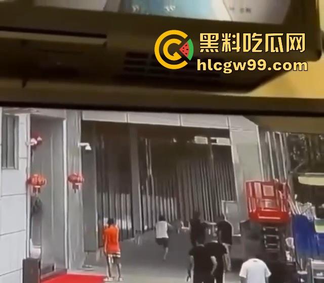 海外大事件！手枪威胁不管用，后面紧急调AK兄弟出来镇场面？柬埔寨还真乱，亡命之徒也真不怕死。-8