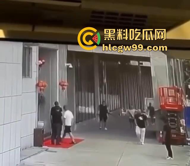 海外大事件！手枪威胁不管用，后面紧急调AK兄弟出来镇场面？柬埔寨还真乱，亡命之徒也真不怕死。-10