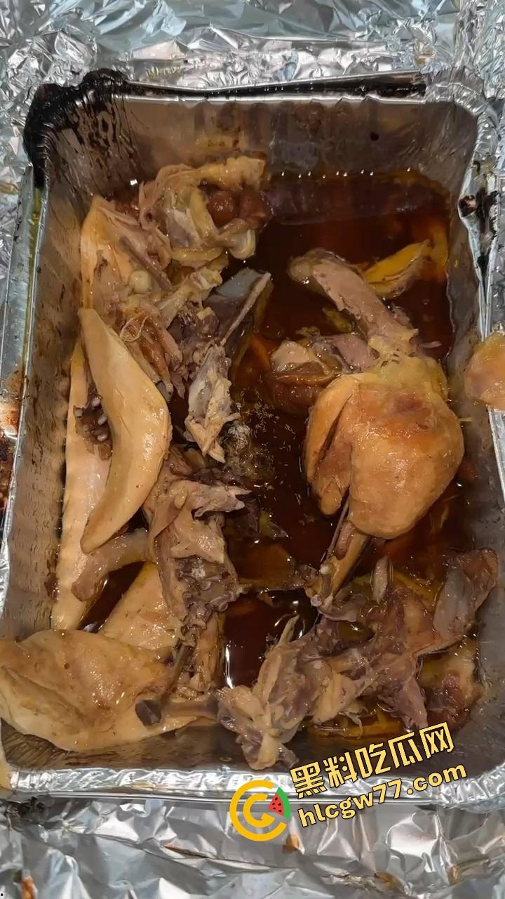 潮汕女子吃窑鸡吃出成群活虫，撕开鸡皮的一瞬间密密麻麻爬满整盒，鸡是窑的，人差点没当场吐窑！-7