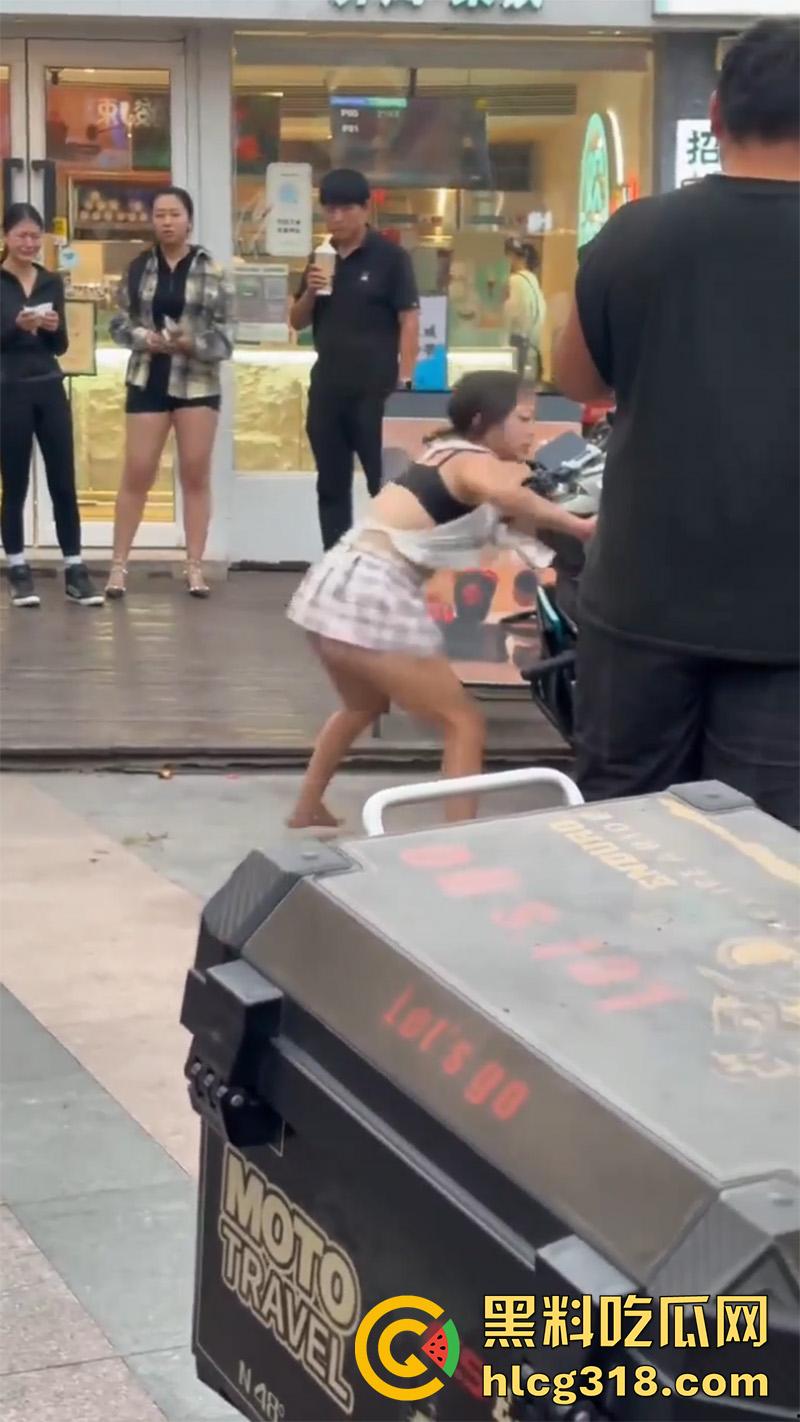 山东淄博疯批小土豆，往车主排气管塞酸辣粉，穿透明蕾丝内裤撒泼发疯，小穴都露出来了！-5