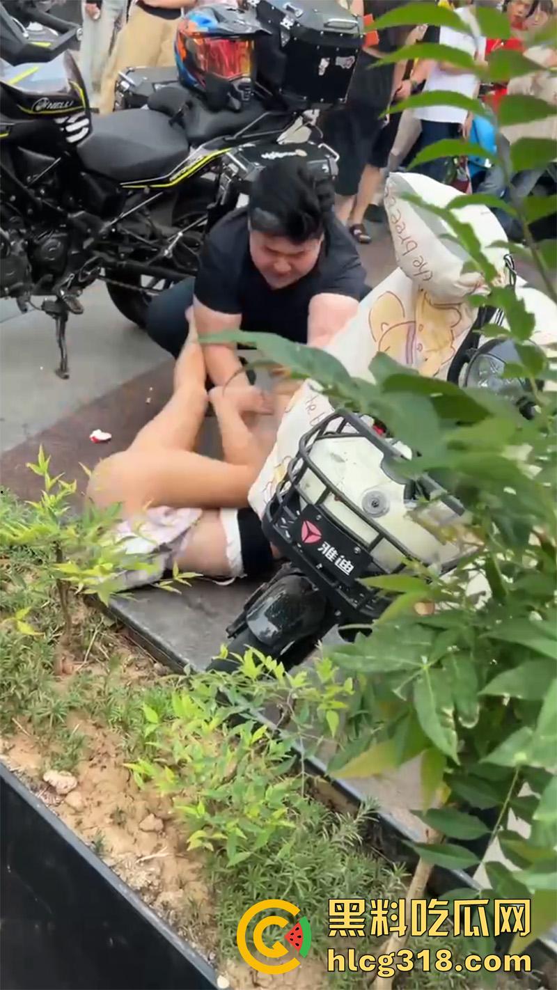 山东淄博疯批小土豆，往车主排气管塞酸辣粉，穿透明蕾丝内裤撒泼发疯，小穴都露出来了！-6