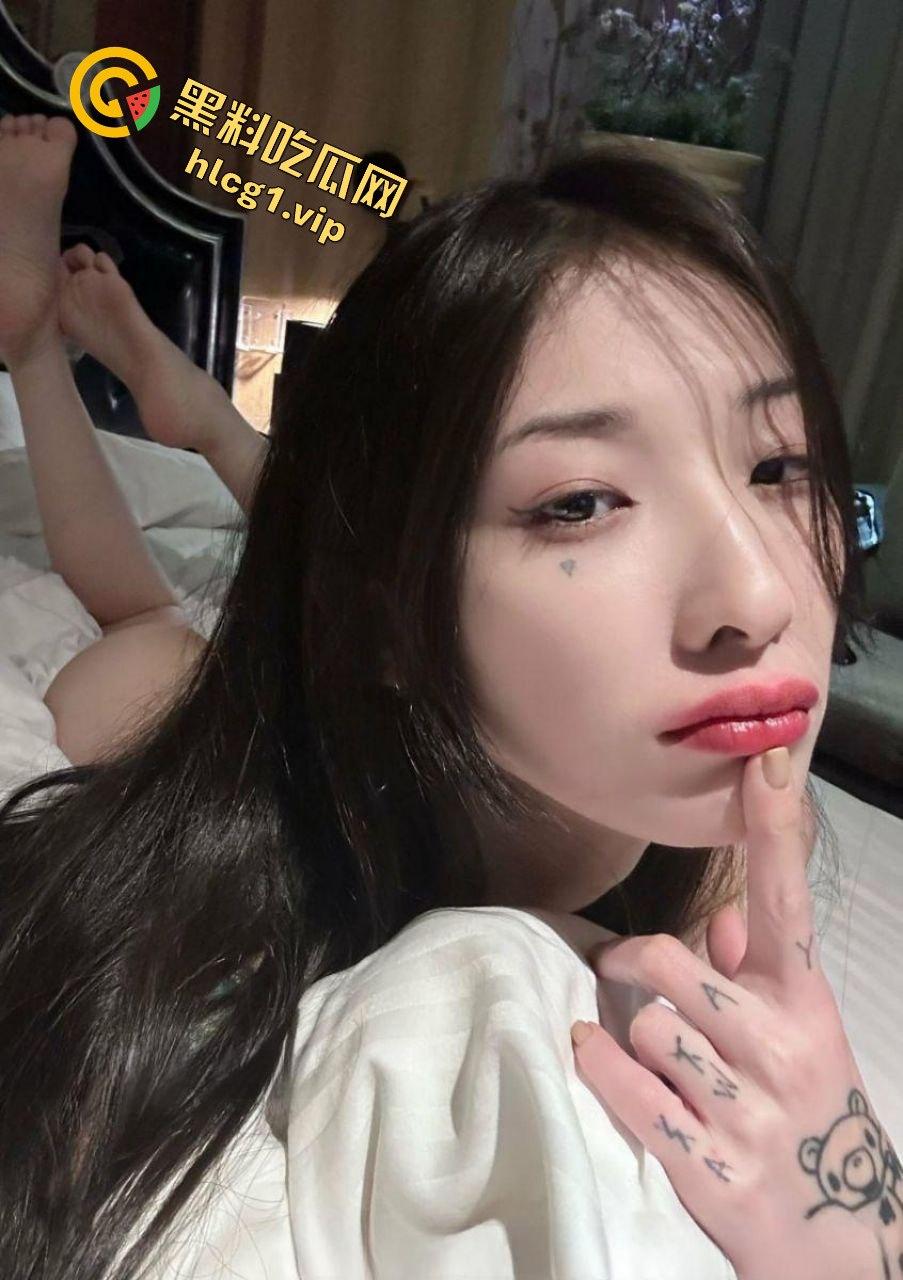 OF叛逆刺青乳钉小妹路奈给金主爸爸拍诱惑视频，真精神！可惜了这张脸-4