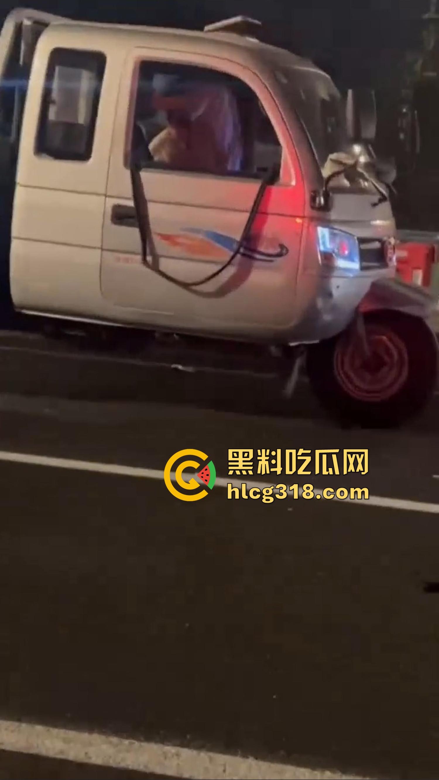 三轮车大爷路边实战清纯学生妹，车震视频曝光抖音狂传，观音坐莲抽到车架变形，这是低保换来的幸福吗？-2