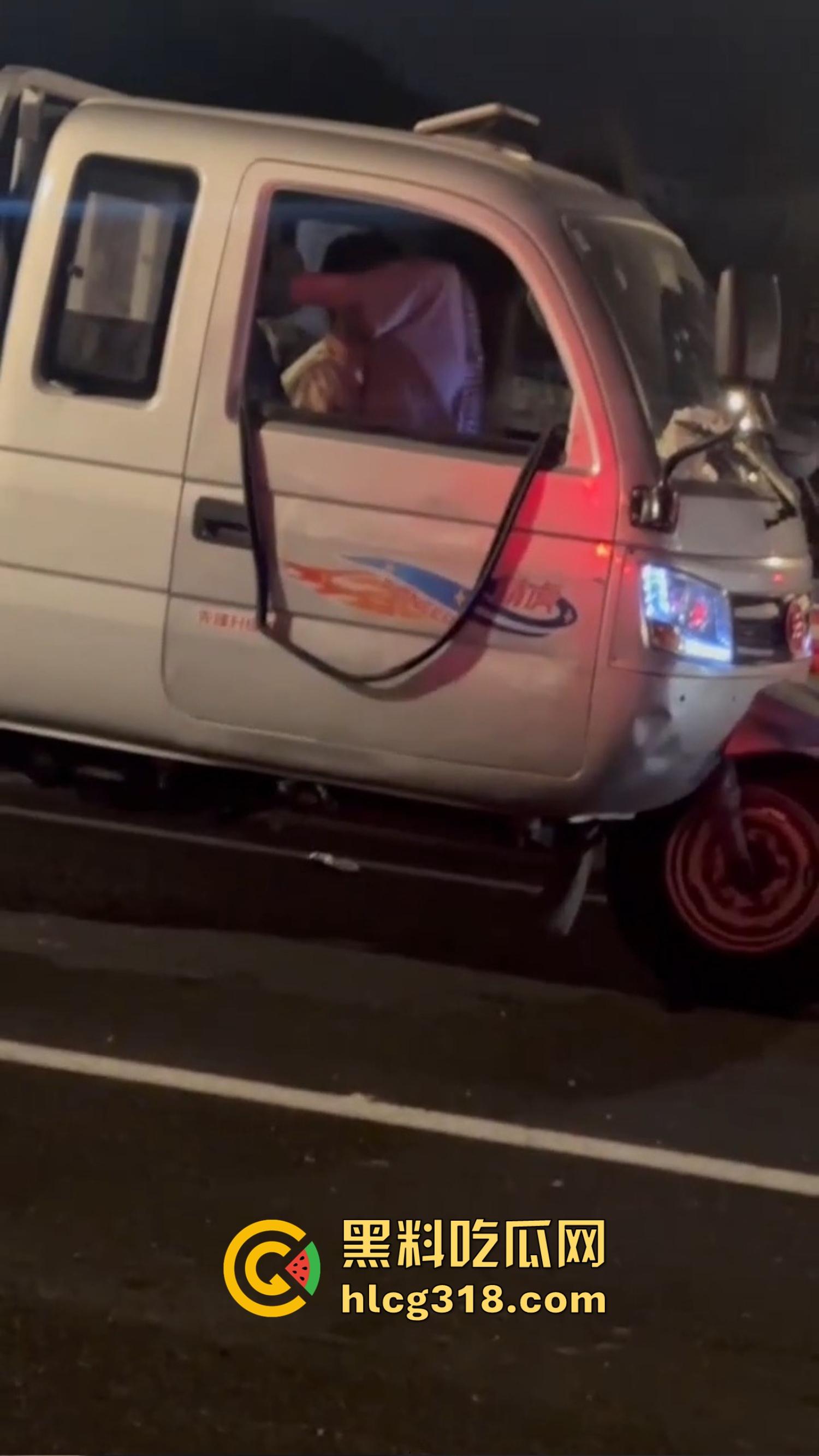 三轮车大爷路边实战清纯学生妹，车震视频曝光抖音狂传，观音坐莲抽到车架变形，这是低保换来的幸福吗？-5