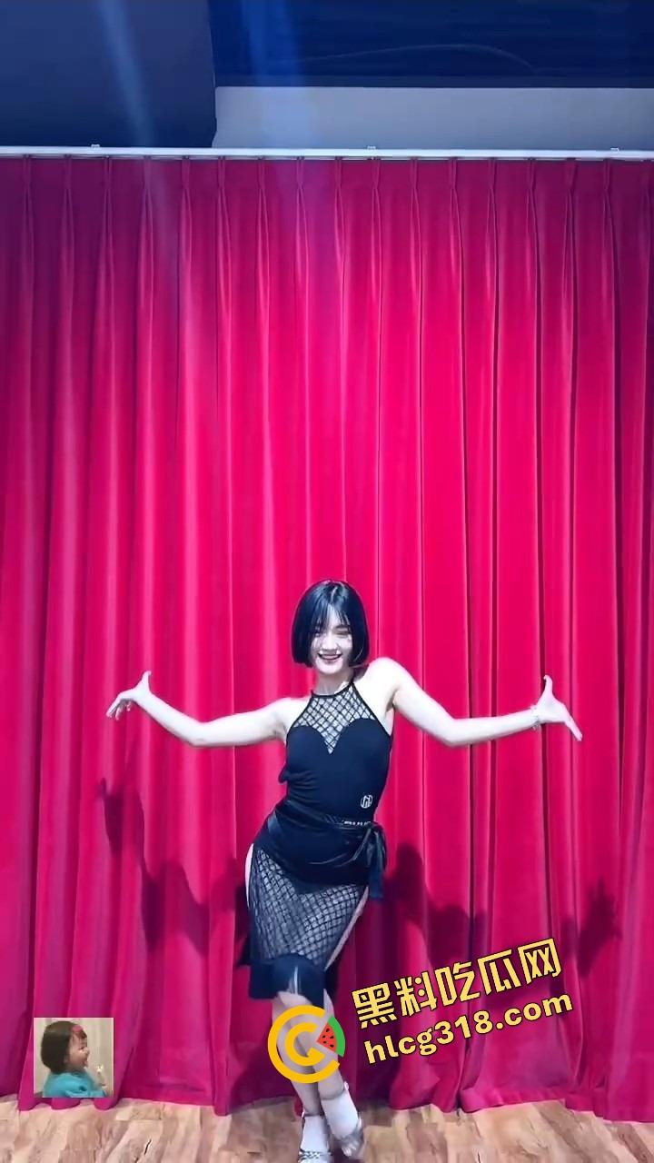 小红书约拍女客户明明有男朋友还骚得不行，广州白云区凌晨偷情被我内射两次，回家还躺进男友被窝装无事！-5