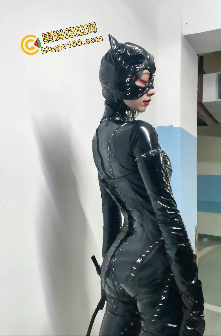 离谱猎奇！胶衣床真空束缚反差骚鸡，捆绑皮衣女SM调教玩弄！淫荡口交刺激战场！-1