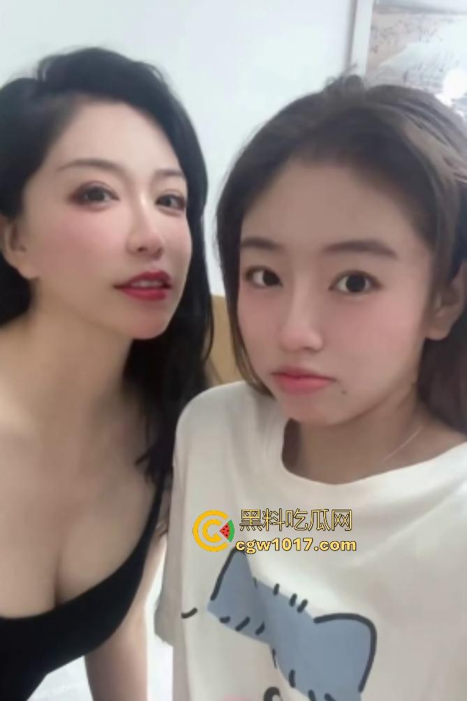 【静安母女】双飞金主，两人一起服侍吸奶，女儿饿了还叼妈妈奶头，女儿坐脸妈妈骑屌，这是享受还是受罪？-1