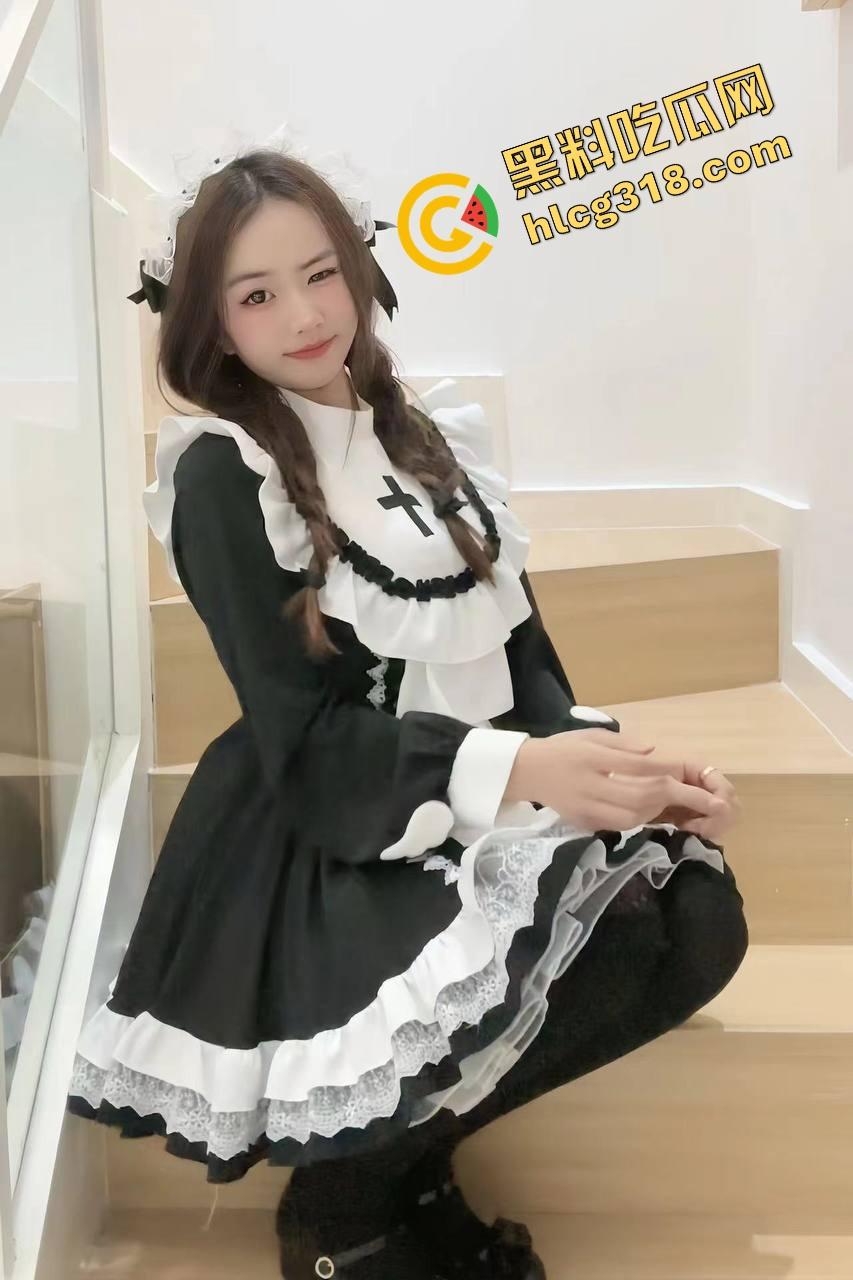 瓜友淫妻瘾又犯了，骚妻自拍挑逗爆出分享，劈腿掰穴求操，兄弟们来品一品这小母狗值不值收藏？-1