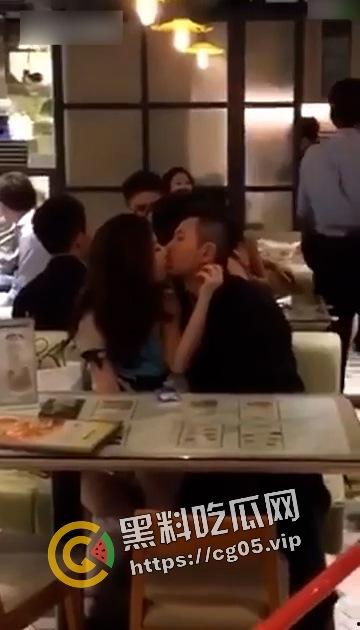 香港 LFC 茶楼内男子和喝醉的cos女孩当着警擦面抠逼 热吻-4