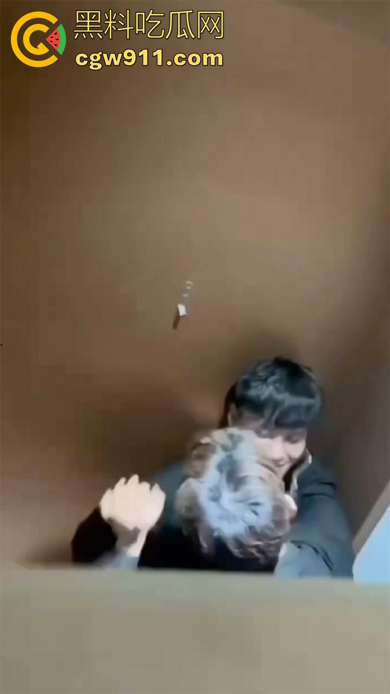 山东潍坊理工学院，厕所两个男生热吻被偷拍，上传至抖音曝光，友谊不分性别，只有厕所才分性别啊！-3