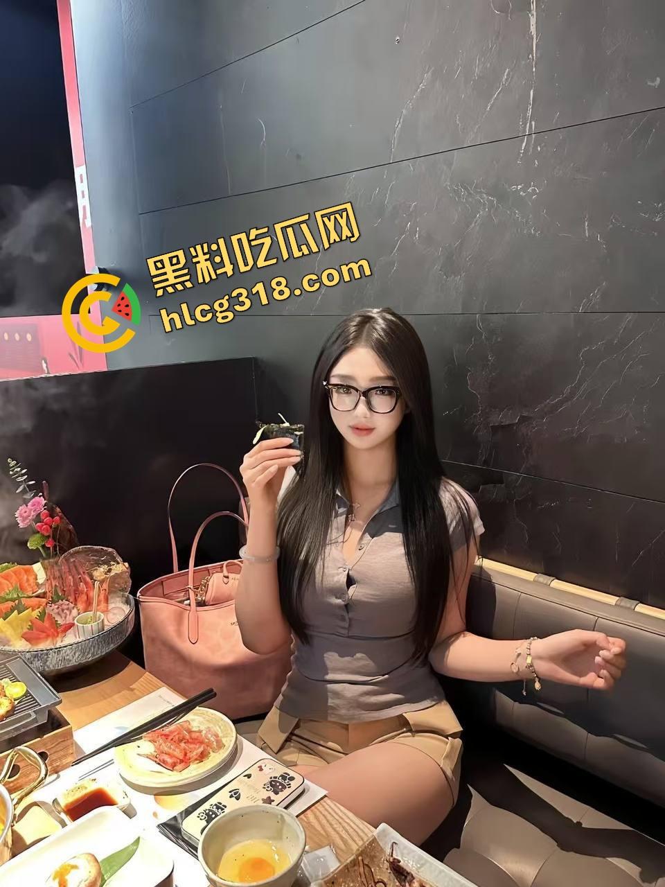 本想帮隔壁妹子炒个菜,结果她光身子出来说调料在高处,刚抱起来就干上了,出租屋啪啪太带感!-3