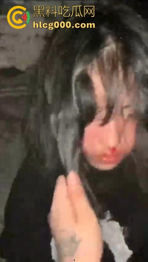 最毒还是女人心啊！看看小畜生东西干的好事，精神小妹霸凌，打完还逼人家喝烟水！-6