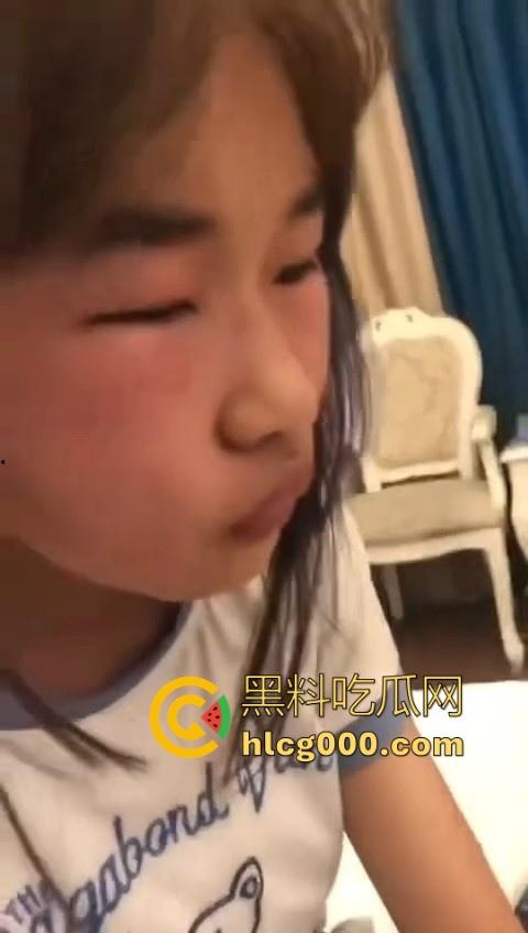 最毒还是女人心啊！看看小畜生东西干的好事，精神小妹霸凌，打完还逼人家喝烟水！-7