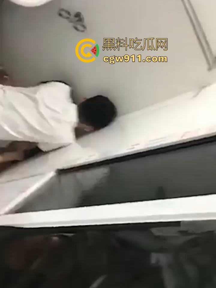 久违的同学聚餐秒变激情打炮现场!小哥灌醉女同学厕所缠绵猛插,在卫生间席地而干,下身全裸猛烈狂干!-3