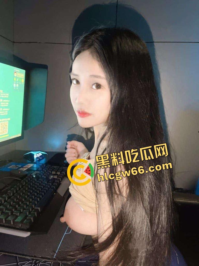 山西巨乳人妻『李梦』电竞酒店不雅视频曝光,露出大奶吃鸡金主,当场骑乘喷汁,骚得让人头皮发麻!-4