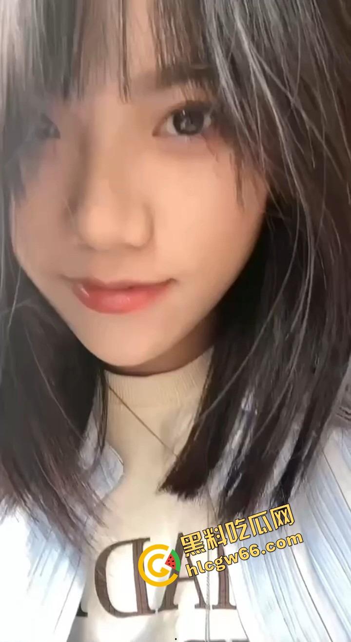 帝都嫩婊【杨妮】成富二代专用母狗,自拍掰穴舔精成瘾,吃鸡吞精全程露脸,内射爆射骚逼喷水!-3