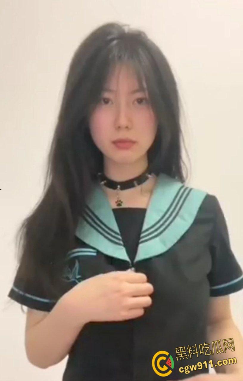 暑假异地恋男友，网调微胖童颜巨乳女友，穿着jk和吊带碎花裙脱衣全裸，开学直奔酒店大下午就做起爱 ！-1