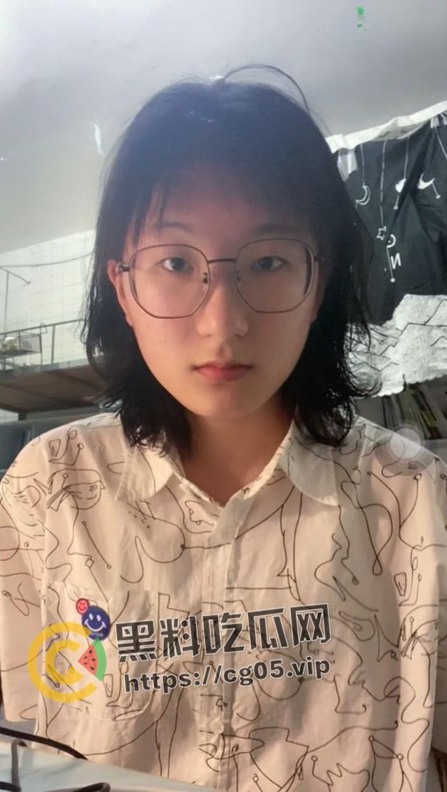 荆楚理工学院【何冰柯】被同班同学假装网友网调成功 写字 捏胸 做任务拍视频 殊不知主人就在旁边看着-2