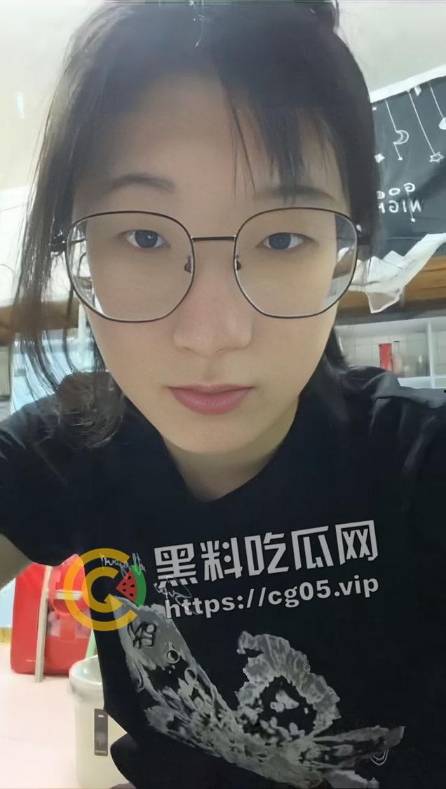 荆楚理工学院【何冰柯】被同班同学假装网友网调成功 写字 捏胸 做任务拍视频 殊不知主人就在旁边看着-3