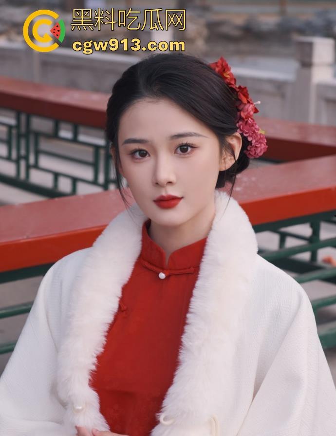 重口人妻玩极限扩阴，菊花被插着自慰棒，小玩具害刺激着阴蒂，逼逼还被拳头生生硬塞，呻吟声不断！-1