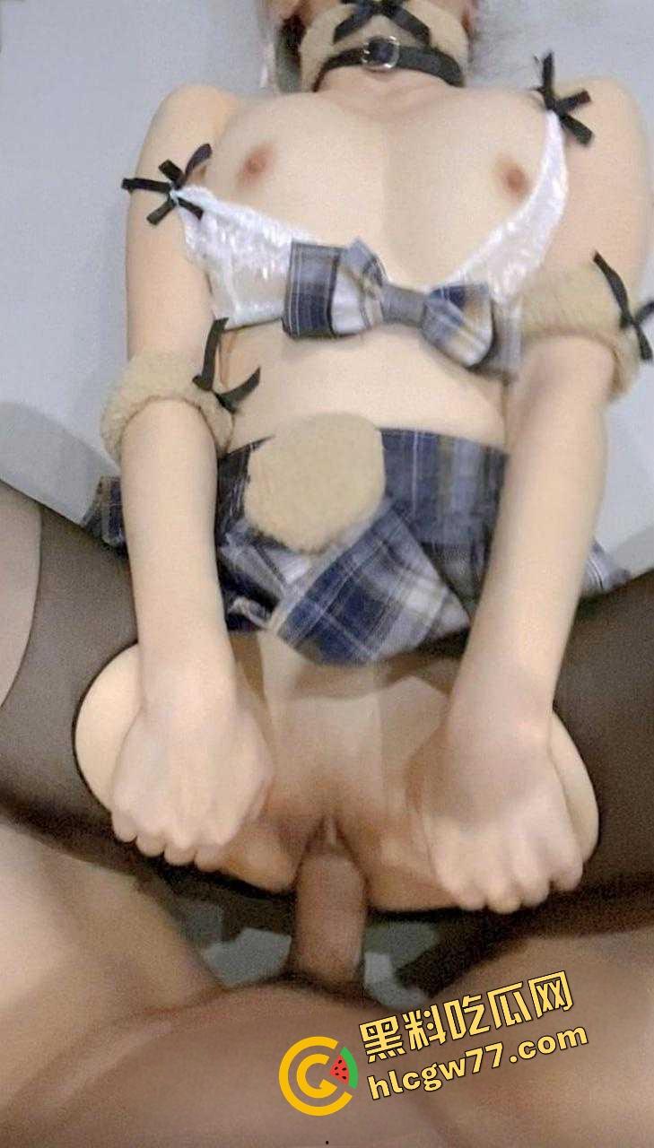 海角大神 乱伦亲妹妹 20岁妹妹化身小母狗 哥哥实在是忍不住了 最后内射妹妹无毛的小骚逼!-9