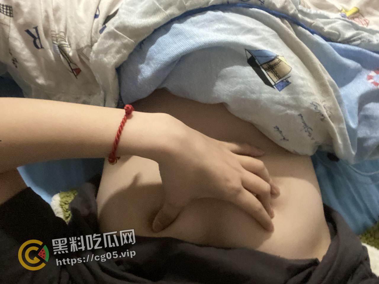 荆楚理工学院【何冰柯】被同班同学假装网友网调成功 写字 捏胸 做任务拍视频 殊不知主人就在旁边看着-8