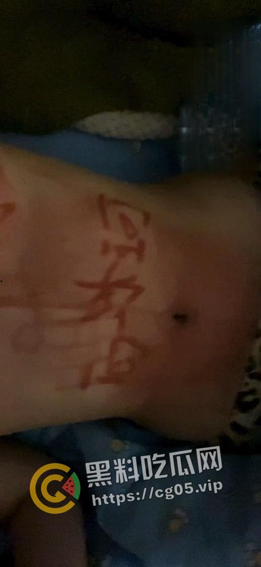 荆楚理工学院【何冰柯】被同班同学假装网友网调成功 写字 捏胸 做任务拍视频 殊不知主人就在旁边看着-9