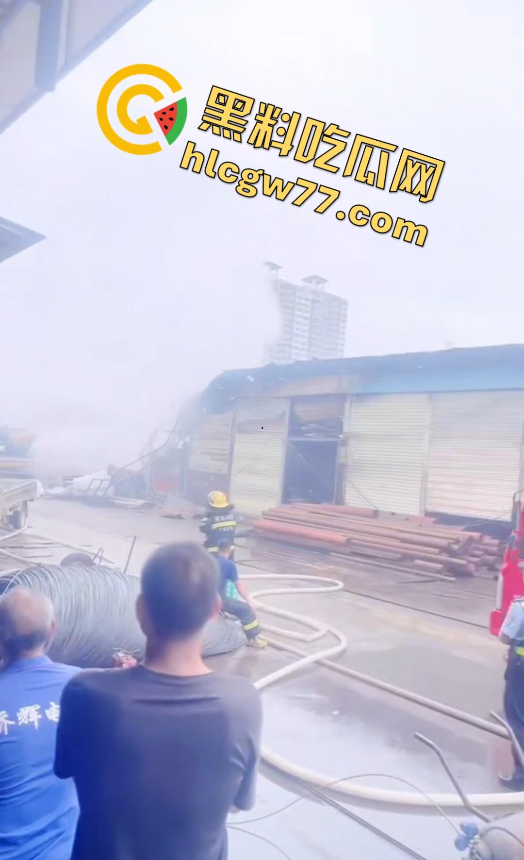 昨日百色平果建材市场炸裂危机！易燃品堆成火山，一点火星秒变末日炼狱火葬场！走路慢的老奶奶差点被烧没！-8