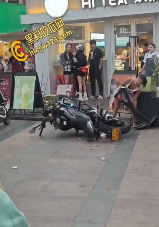 王府井齐逼小短裙小仙女暴怒,失控酸辣粉塞机车排气孔,还打砸怒怼终被警察制服 !-2