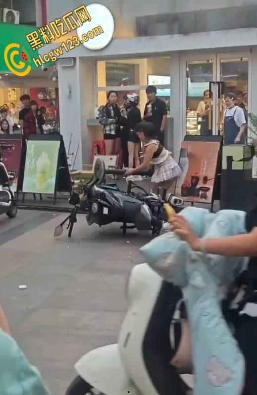 王府井齐逼小短裙小仙女暴怒,失控酸辣粉塞机车排气孔,还打砸怒怼终被警察制服 !-3