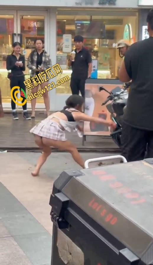 王府井齐逼小短裙小仙女暴怒,失控酸辣粉塞机车排气孔,还打砸怒怼终被警察制服 !-4