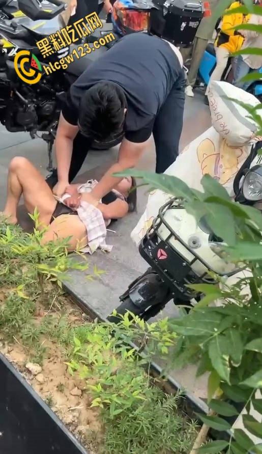 王府井齐逼小短裙小仙女暴怒,失控酸辣粉塞机车排气孔,还打砸怒怼终被警察制服 !-5