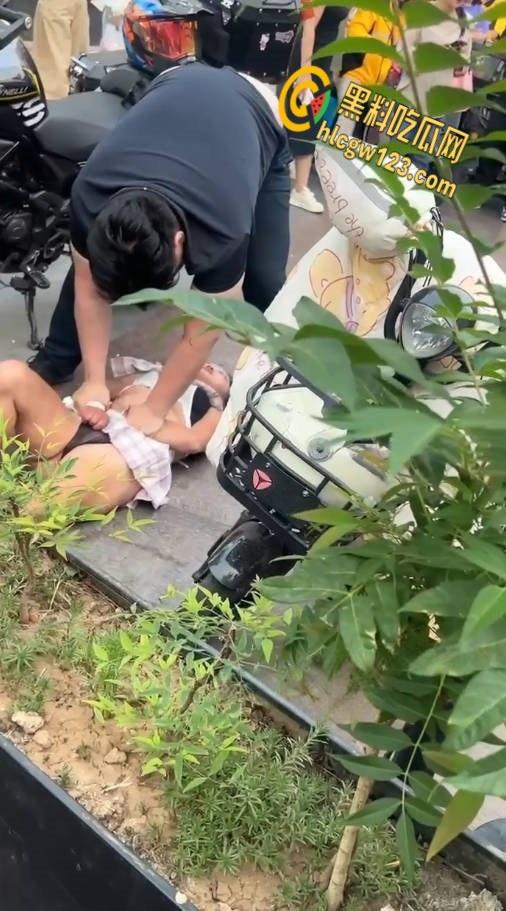 王府井齐逼小短裙小仙女暴怒,失控酸辣粉塞机车排气孔,还打砸怒怼终被警察制服 !-6