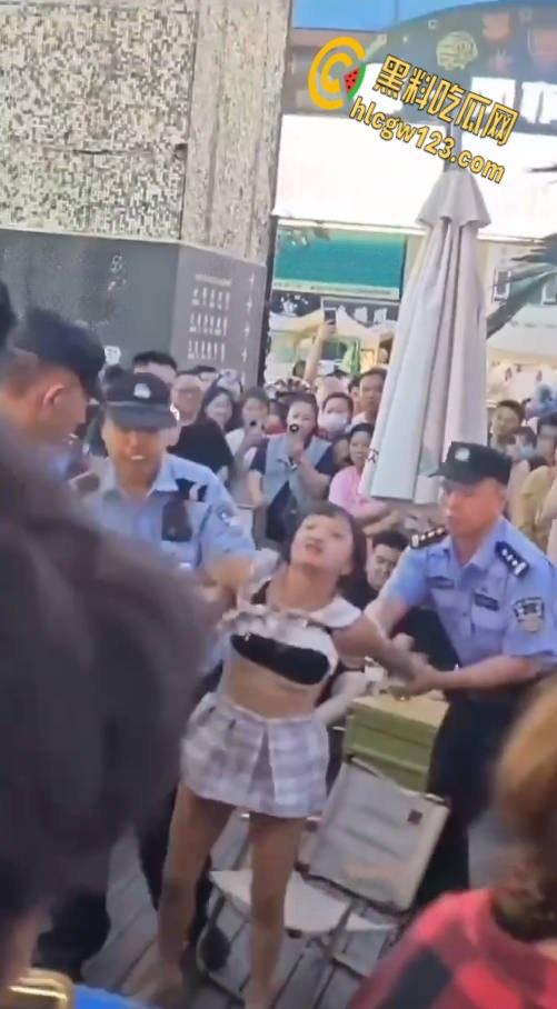 王府井齐逼小短裙小仙女暴怒,失控酸辣粉塞机车排气孔,还打砸怒怼终被警察制服 !-7