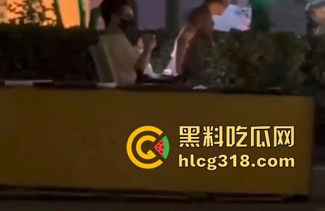 深圳某公园偶遇户外博主？草丛长椅疯狂骑乘，还大胆开灯怼拍，你别说这女的身材真可以呀！-3