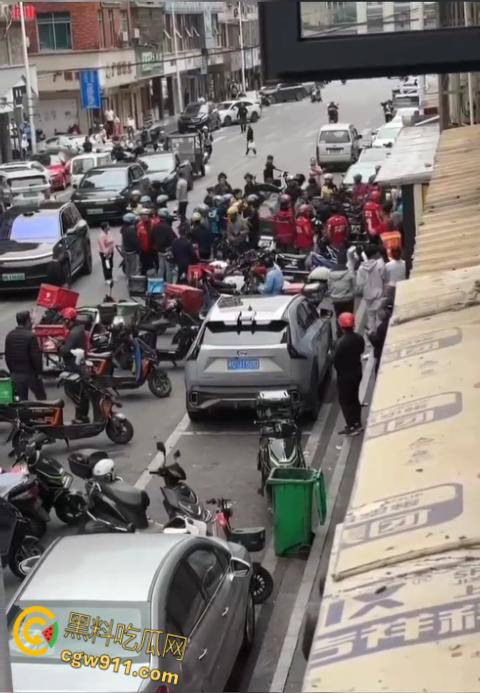 饿了么VS京东外卖，美团骑手围观助威，街头冲突真实拍摄，一群人扭打在一团，混乱场面震撼人心 ！-4