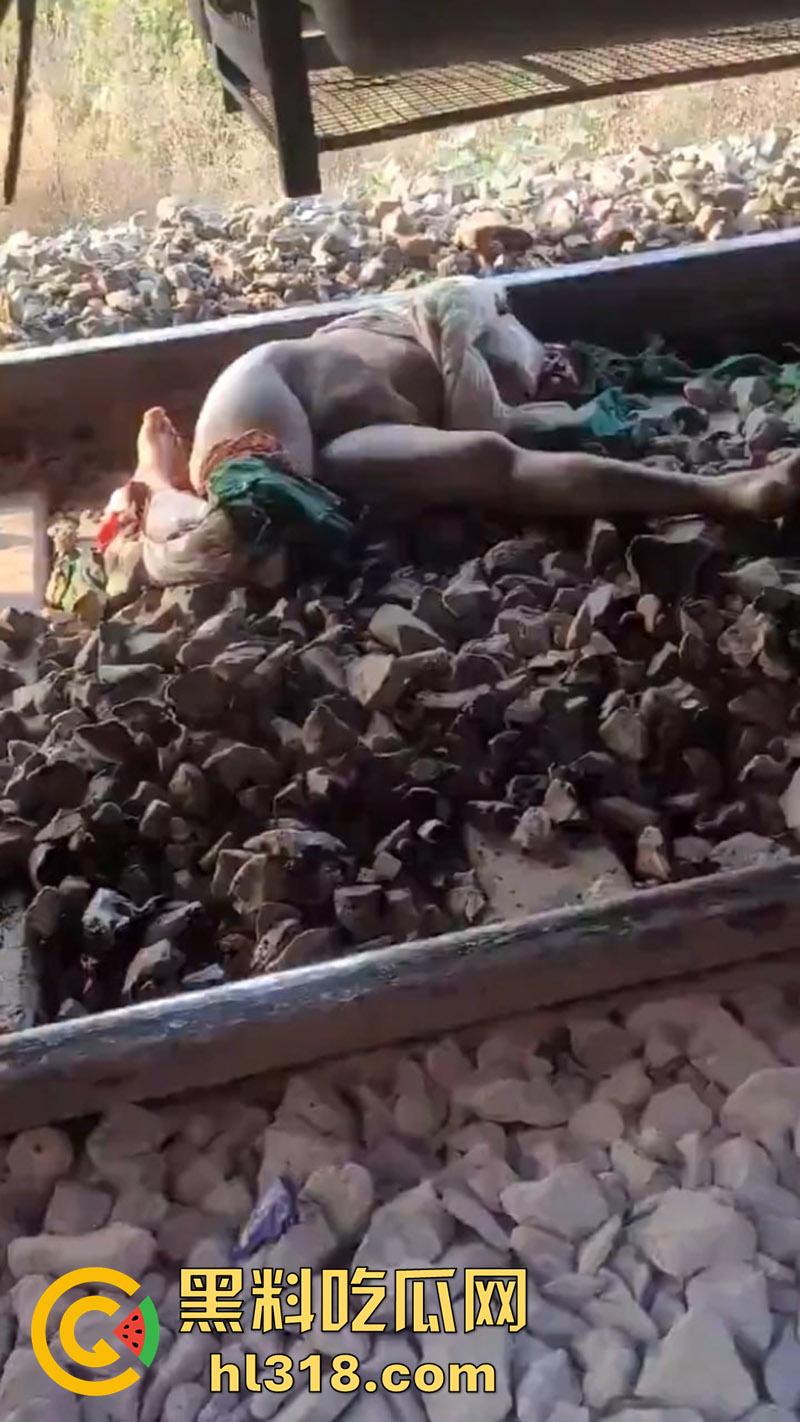 印度谣言造成大祸，大聪明编造车厢着火谣言，导致气氛混乱多人跳车逃生，被疾驰而来的火车撞死！-4