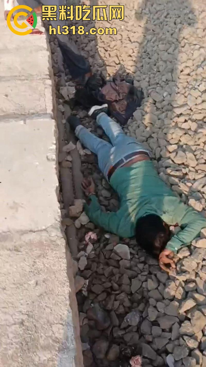 印度谣言造成大祸，大聪明编造车厢着火谣言，导致气氛混乱多人跳车逃生，被疾驰而来的火车撞死！-7