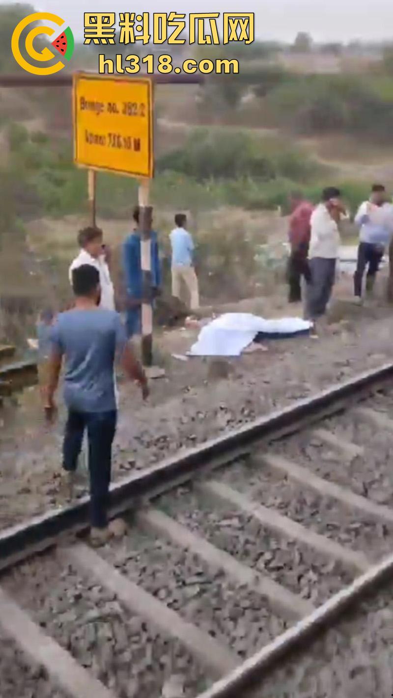 印度谣言造成大祸，大聪明编造车厢着火谣言，导致气氛混乱多人跳车逃生，被疾驰而来的火车撞死！-8