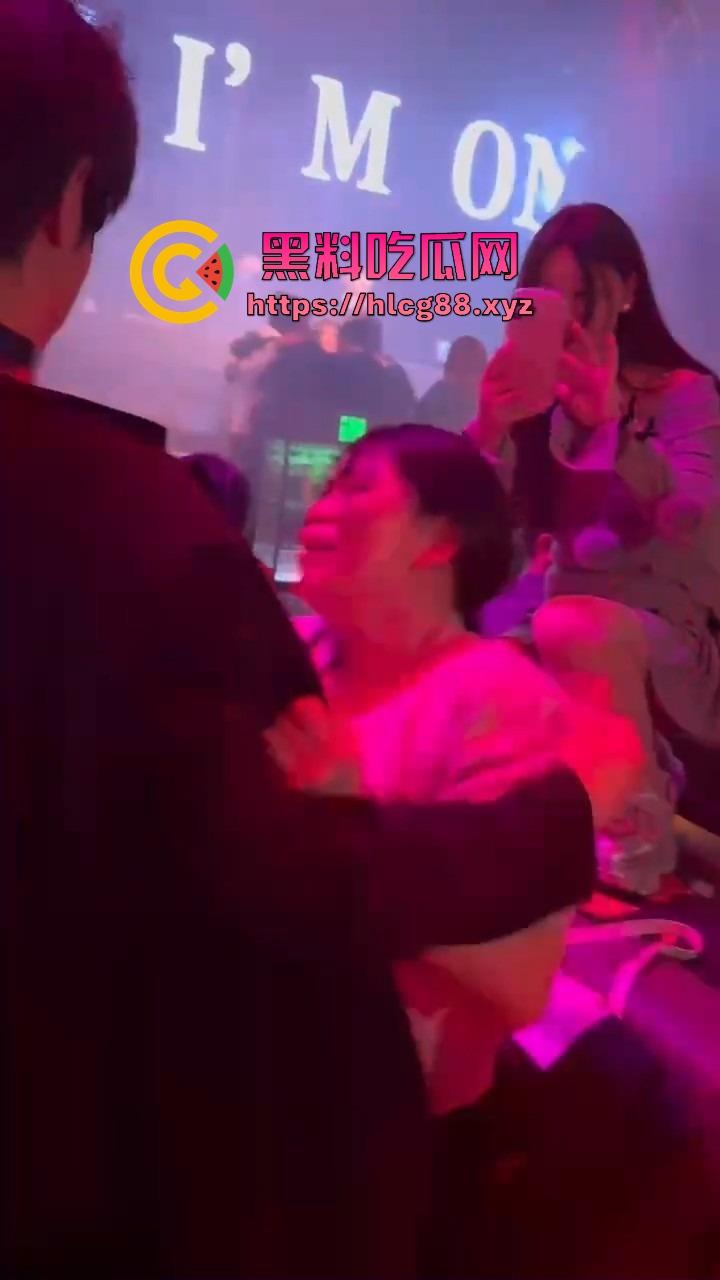 男模腹肌操翻集美骚心，现场舔奶头急扒裤叼屌，大姐浪得抓鸟急不可耐，女拳别装纯你们也就这操性！-10