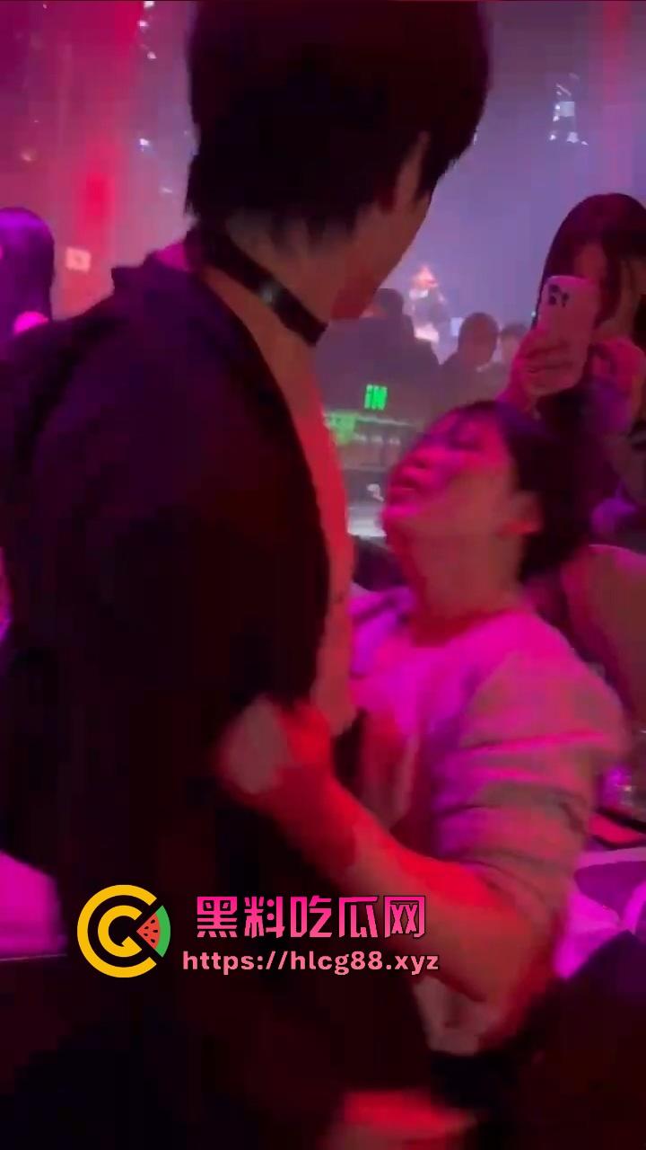 男模腹肌操翻集美骚心，现场舔奶头急扒裤叼屌，大姐浪得抓鸟急不可耐，女拳别装纯你们也就这操性！-13