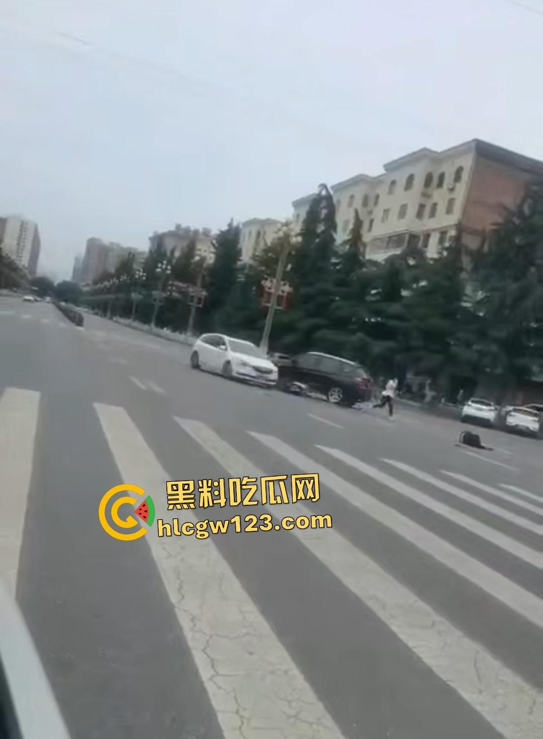 宝鸡社区书记【张春凤】54岁飙车狂追女子,侠盗飞车撞人场面吓傻路人!-6