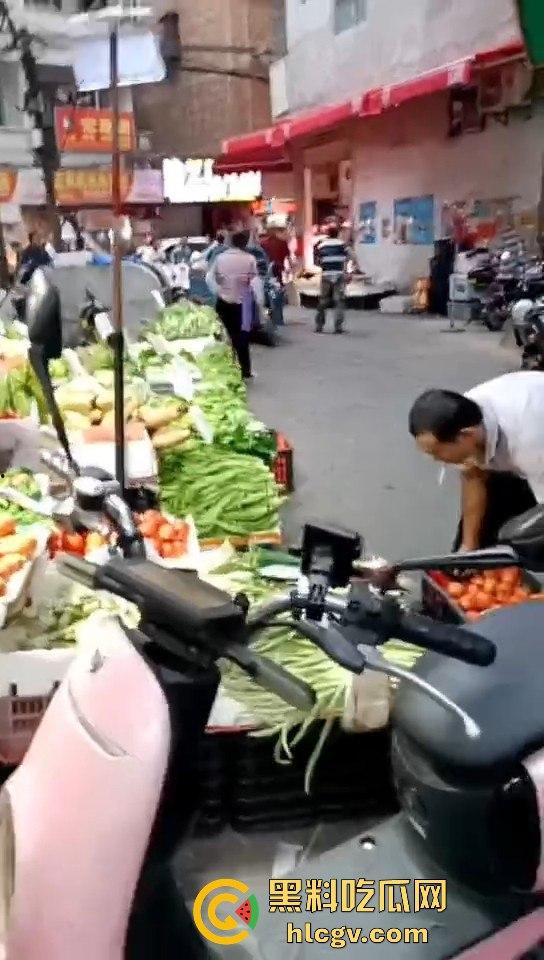 广东菜市场两个加起来100岁的大爷大妈打得不亦乐乎！年纪不小了火气还挺大！-3