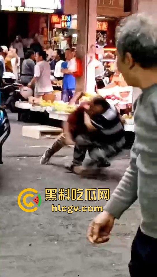 广东菜市场两个加起来100岁的大爷大妈打得不亦乐乎！年纪不小了火气还挺大！-5