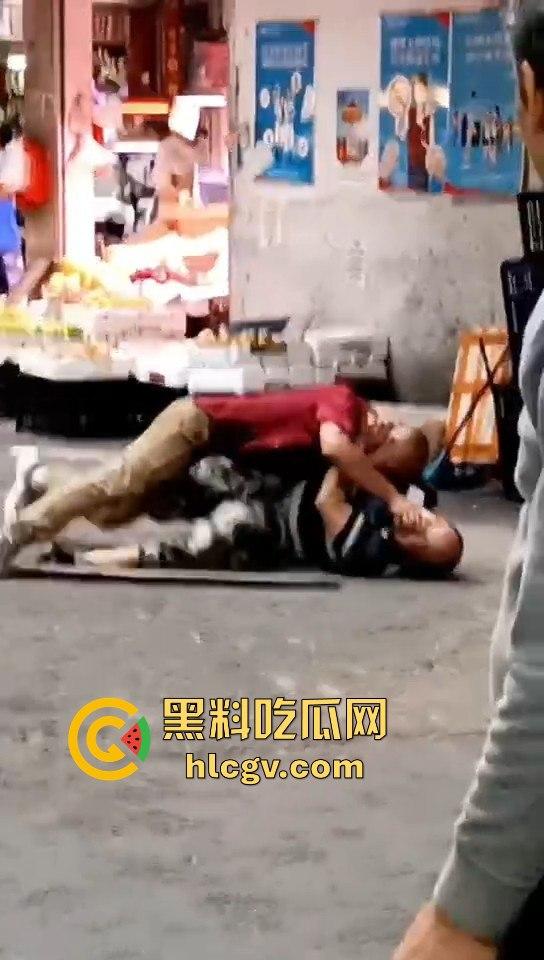 广东菜市场两个加起来100岁的大爷大妈打得不亦乐乎！年纪不小了火气还挺大！-6